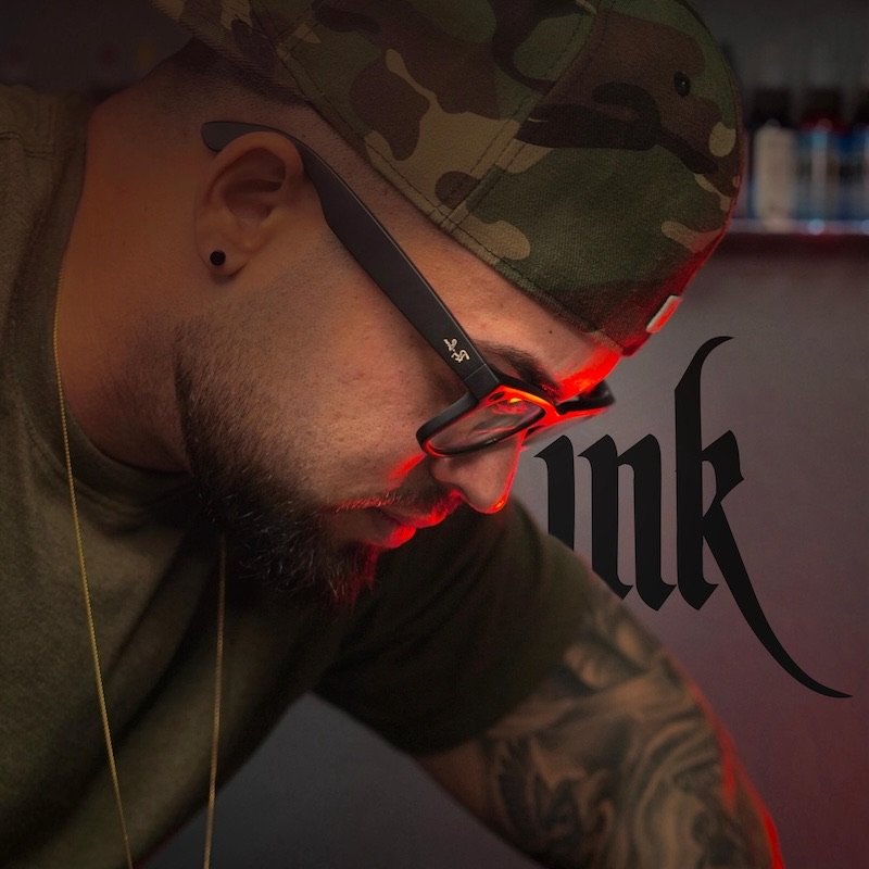 Adrian Gonzalez trabajando como artista del tatuaje