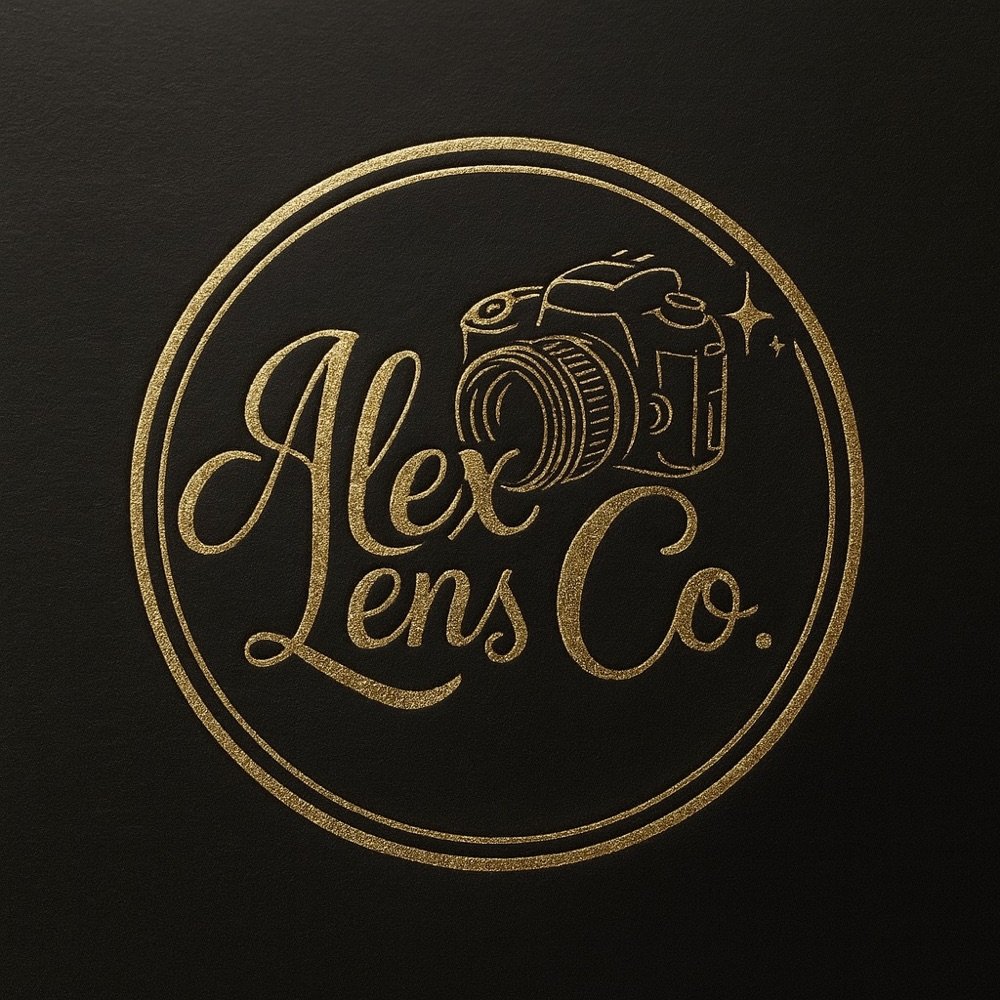 Logo dorado de Alex Lens Co